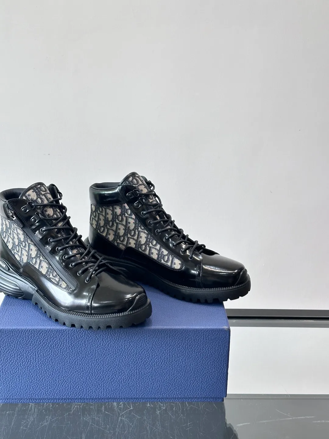 p600 "Dio＊" Combat Oblique high-top sneakers, black glossy leather + Oblique presbyopic canvas splicing, low-key luxury and super recognizable. The EVA sole is lightweight and cushioned, making it comfortable for daily wear or long walks. The high-top design is perfect for support, and the tongue and sole have the "DIOR" logo. You must pay attention to details! Whether it is casual or urban style, it can be easily controlled. It is a high-end luxury item that combines fashion and function. It is a popular choice for men's shoes size: 39-44 (38.45 customized)
